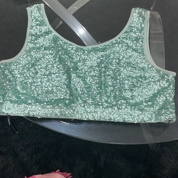 Bundle of 4X $20 tops 👚👚👚👚 - Picture 3 of 12